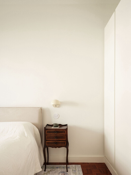 Apartamento em Paço de Arcos / Vario Studio - Fotografia de Interiores, Dormitório, Madeira, Cama
