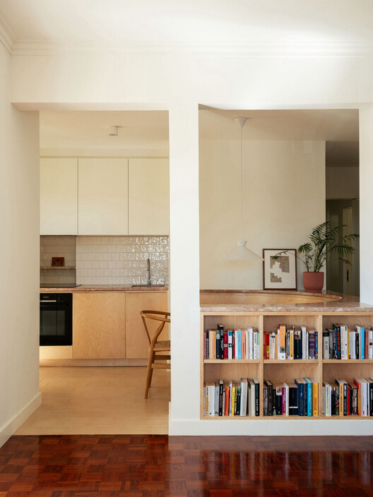 Apartamento em Paço de Arcos / Vario Studio - Fotografia de Interiores, Armário, Madeira, Prateleira