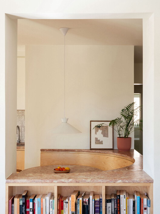 Apartamento em Paço de Arcos / Vario Studio - Fotografia de Interiores, Madeira, Iluminação, Prateleira
