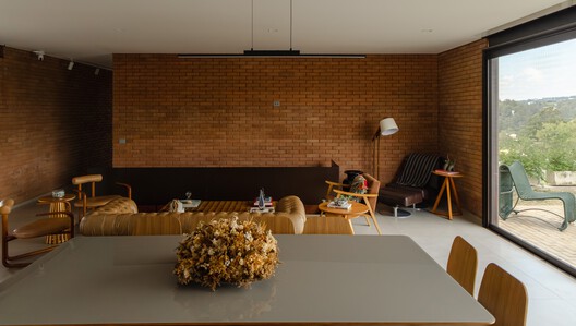 Casa Dahora / Sergio Sampaio Archi + Tectônica Casa Dahora / Sergio Sampaio Archi + Tectônica - Interior Photography, Wood, Table, Chair, Brick