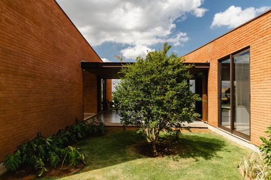 Casa Dahora / Sergio Sampaio Archi + Tectônica Casa Dahora / Sergio Sampaio Archi + Tectônica - Exterior Photography, Brick, Courtyard