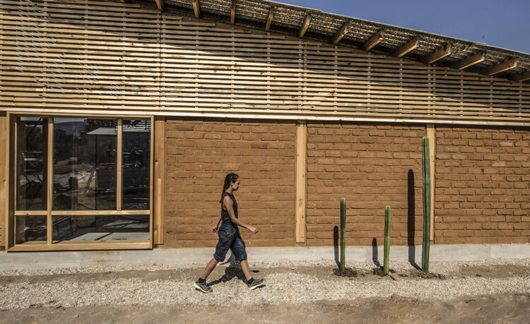 Centro de Cultura y Ecología Quiané – Fase I / Universidad de Ciencias Aplicadas de Múnich + Frente por la Defensa de la Tierra + Comunidad de Santa Catarina Quiané + CAMPO - Fotografía exterior, Centro Cultural, Fijación Vigas
