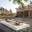 Centro de Cultura y Ecología Quiané – Fase I / Universidad de Ciencias Aplicadas de Múnich + Frente por la Defensa de la Tierra + Comunidad de Santa Catarina Quiané + CAMPO - Fotografía exterior, Centro Cultural, Fijación Vigas