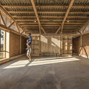 Centro de Cultura y Ecología Quiané – Fase I / Universidad de Ciencias Aplicadas de Múnich + Frente por la Defensa de la Tierra + Comunidad de Santa Catarina Quiané + CAMPO - Fotografía interior, Centro Cultural, Fijación Vigas