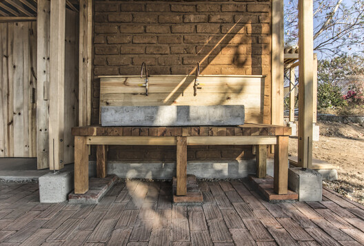 Quiané Center for Culture and Ecology – Phase I / Universidad de Ciencias Aplicadas de Múnich + Frente por la Defensa de la Tierra + Comunidad de Santa Catarina Quiané + CAMPO - Interior Photography, Wood, Deck