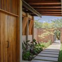 Casa Barro / Norenaarquitectos - Fotografía de interiores, madera, patio interior, fijación de vigas, patio