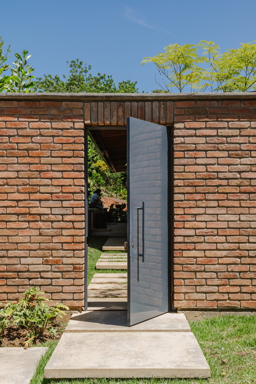 Clay House / Norenaarquitectos Clay House / Norenaarquitectos - Exterior Photography, Brick, Wood, Door, Concrete