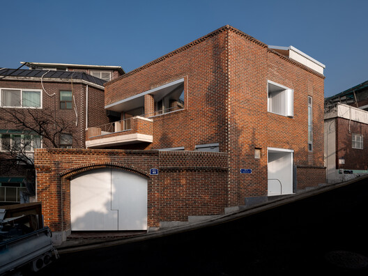 Reinterpreting a 50-Year-Old Building in Myeongnyun-dong / sukchulmok + BRBB Architects - Exterior Photography, Brick