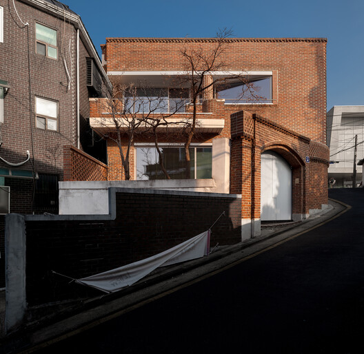Reinterpreting a 50-Year-Old Building in Myeongnyun-dong / sukchulmok + BRBB Architects - Exterior Photography, Brick