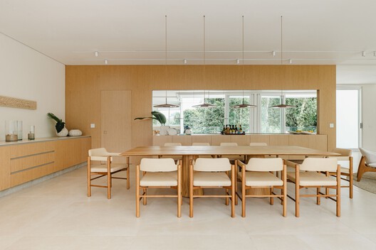 Iporanga House / Nati Minas & Studio - Interior Photography, Table, Wood, Chair, Lighting, Glass