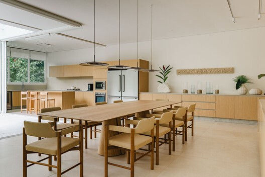 Iporanga House / Nati Minas & Studio - Interior Photography, Dining room, Wood, Table, Chair, Glass