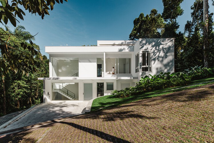 Casa Iporanga / Nati Minas & Studio - Casas