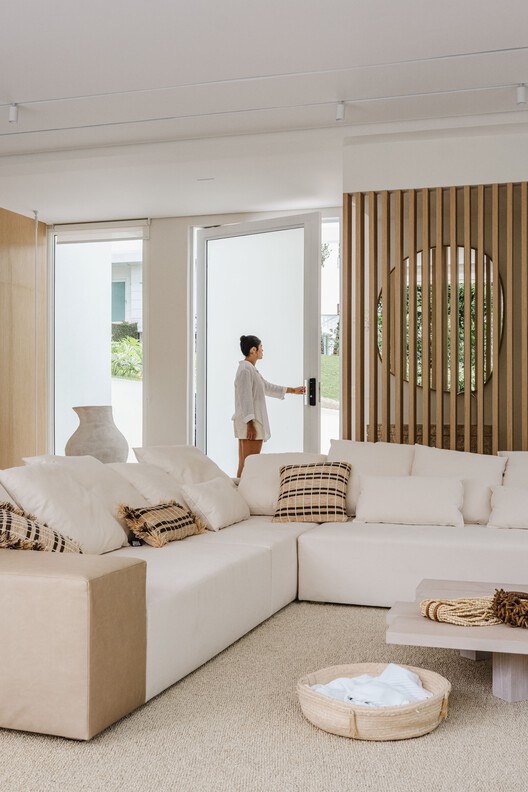 Iporanga House / Nati Minas & Studio - Interior Photography, Bedroom, Sofa, Wood, Table
