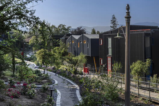 Pueblo la Dehesa / Lira y Tuckermann Arquitectos + Court Estudio - Imagen 10 de 36