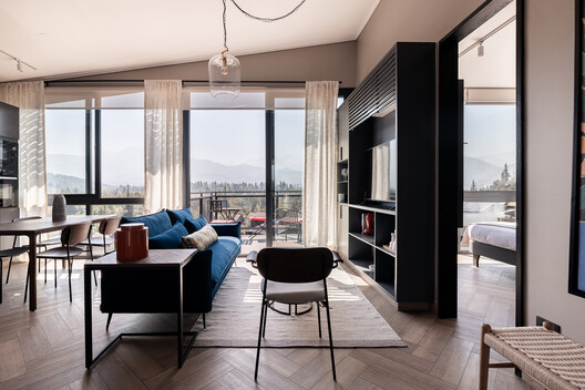 Pueblo la Dehesa / Lira y Tuckermann Arquitectos + Court Estudio - Fotografía interior, Sala de estar, Mesas, Sillas, Sillones, Iluminación