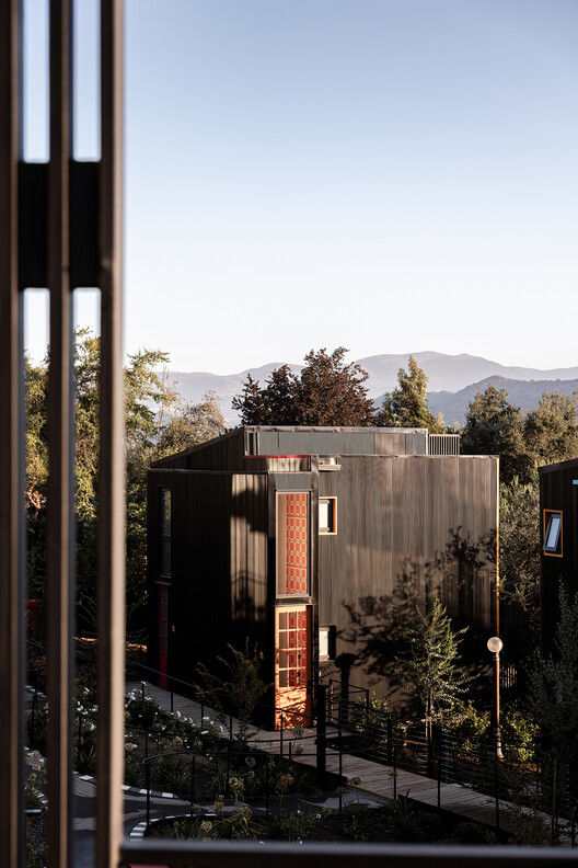 Pueblo la Dehesa / Lira y Tuckermann Arquitectos + Court Estudio - Imagen 11 de 36