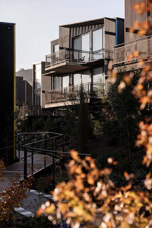Pueblo la Dehesa / Lira y Tuckermann Arquitectos + Court Estudio - Fotografía exterior, Balcón
