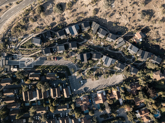 Pueblo la Dehesa / Lira y Tuckermann Arquitectos + Court Estudio - Imagen 20 de 36