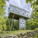 Building with the Landscape: Non-Invasive Design Strategies for Steep Terrain - Imagen 1 de 4