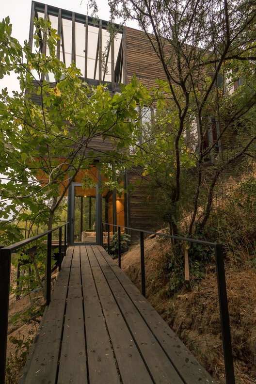 Building with the Landscape: Non-Invasive Design Strategies for Steep Terrain - Image 10 of 81