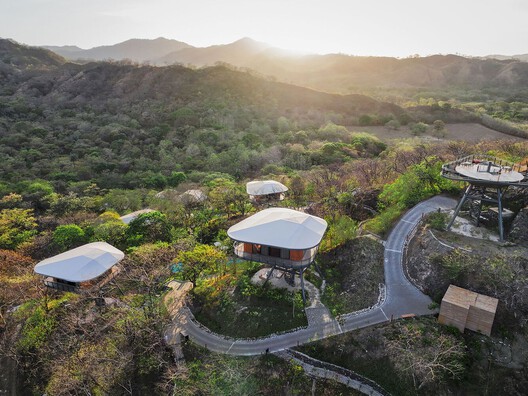Building with the Landscape: Non-Invasive Design Strategies for Steep Terrain - Image 57 of 81