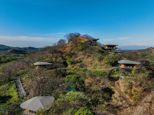 Building with the Landscape: Non-Invasive Design Strategies for Steep Terrain - Image 61 of 81