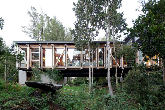 Building with the Landscape: Non-Invasive Design Strategies for Steep Terrain - Image 38 of 81