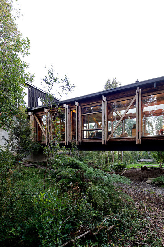 Building with the Landscape: Non-Invasive Design Strategies for Steep Terrain - Image 5 of 81