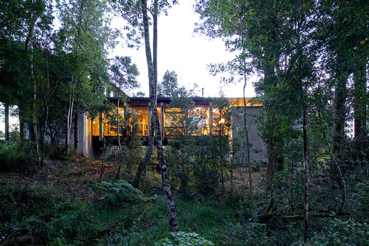 Building with the Landscape: Non-Invasive Design Strategies for Steep Terrain - Image 54 of 81