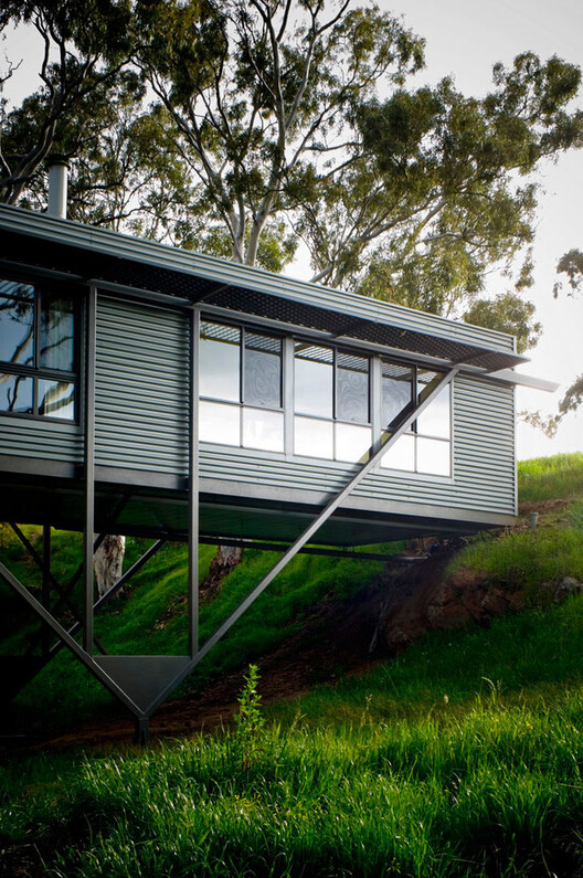 Building with the Landscape: Non-Invasive Design Strategies for Steep Terrain - Image 46 of 81