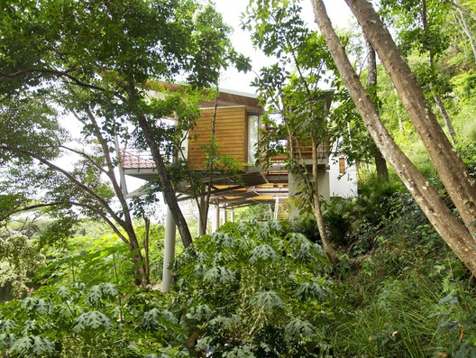 Building with the Landscape: Non-Invasive Design Strategies for Steep Terrain - Image 43 of 81