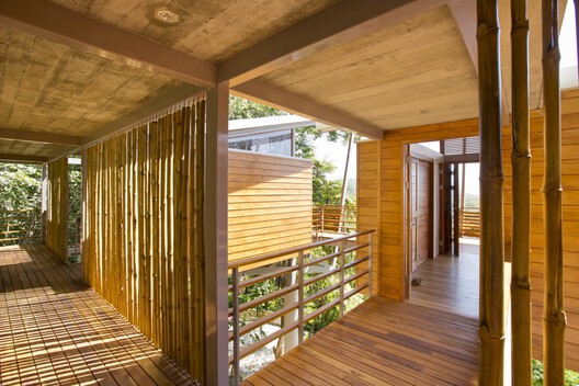 Building with the Landscape: Non-Invasive Design Strategies for Steep Terrain - Image 53 of 81