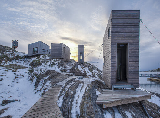 Building with the Landscape: Non-Invasive Design Strategies for Steep Terrain - Image 55 of 81