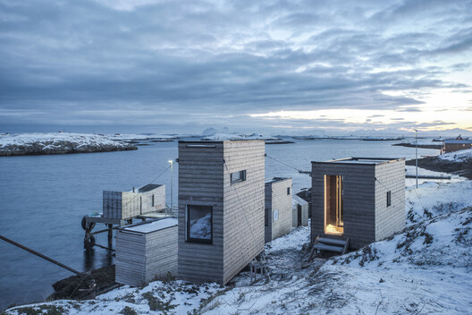 Building with the Landscape: Non-Invasive Design Strategies for Steep Terrain - Image 6 of 81