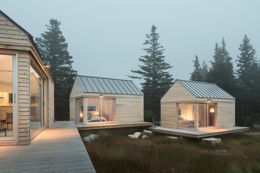 Building with the Landscape: Non-Invasive Design Strategies for Steep Terrain - Image 34 of 81