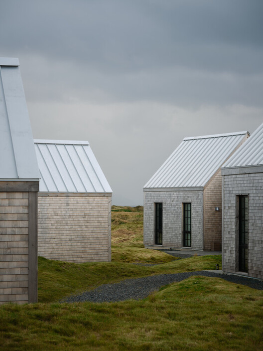 Building with the Landscape: Non-Invasive Design Strategies for Steep Terrain - Image 18 of 81
