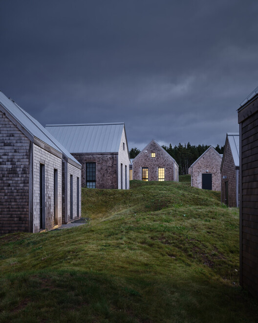 Building with the Landscape: Non-Invasive Design Strategies for Steep Terrain - Image 28 of 81