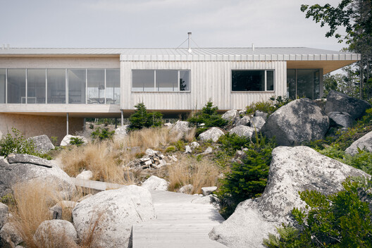 Building with the Landscape: Non-Invasive Design Strategies for Steep Terrain - Image 32 of 81