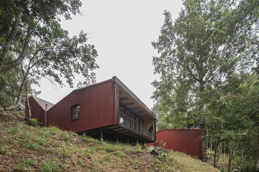 Building with the Landscape: Non-Invasive Design Strategies for Steep Terrain - Image 21 of 81