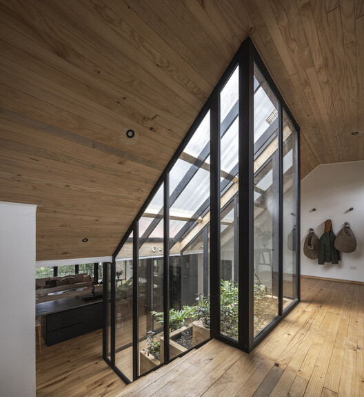 Building with the Landscape: Non-Invasive Design Strategies for Steep Terrain - Image 31 of 81