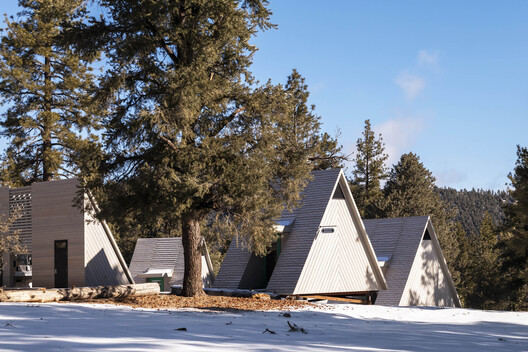 Building with the Landscape: Non-Invasive Design Strategies for Steep Terrain - Image 20 of 81