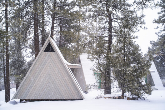 Building with the Landscape: Non-Invasive Design Strategies for Steep Terrain - Image 48 of 81