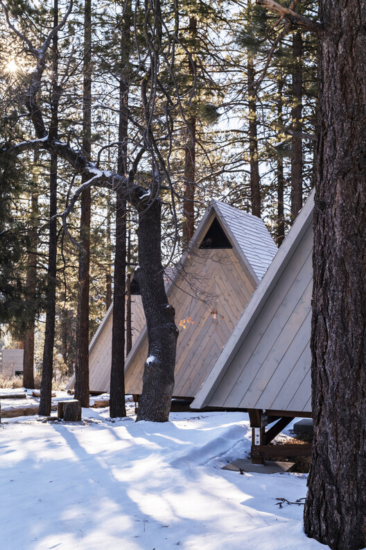 Building with the Landscape: Non-Invasive Design Strategies for Steep Terrain - Image 39 of 81