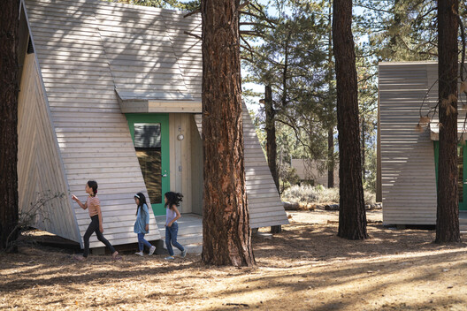 Building with the Landscape: Non-Invasive Design Strategies for Steep Terrain - Image 30 of 81