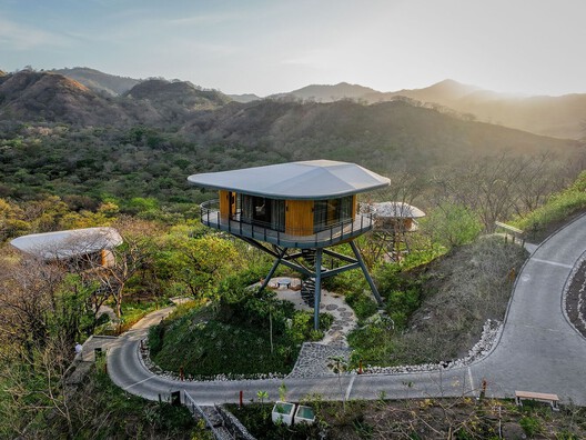 Building with the Landscape: Non-Invasive Design Strategies for Steep Terrain - Image 56 of 81
