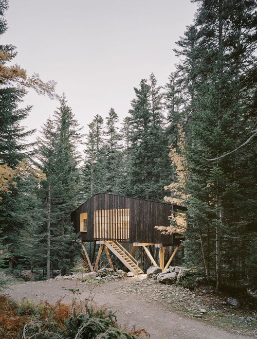 Building with the Landscape: Non-Invasive Design Strategies for Steep Terrain - Image 72 of 81