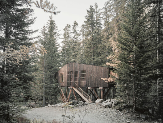 Building with the Landscape: Non-Invasive Design Strategies for Steep Terrain - Image 70 of 81