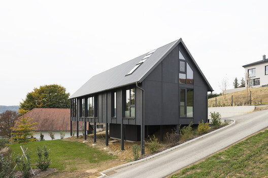 Building with the Landscape: Non-Invasive Design Strategies for Steep Terrain - Image 68 of 81