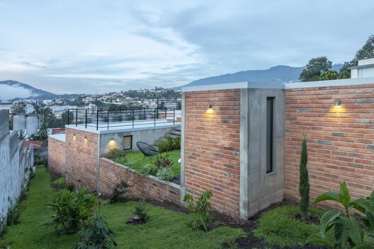 Building with the Landscape: Non-Invasive Design Strategies for Steep Terrain - Image 65 of 81
