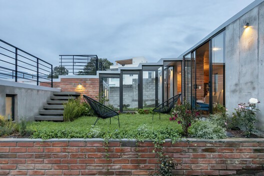 Building with the Landscape: Non-Invasive Design Strategies for Steep Terrain - Image 69 of 81